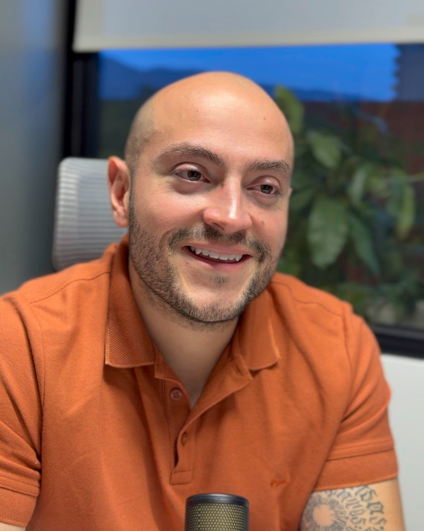 Dr. Mauricio Andrés Suárez Henao, sexólogo, en su consultorio